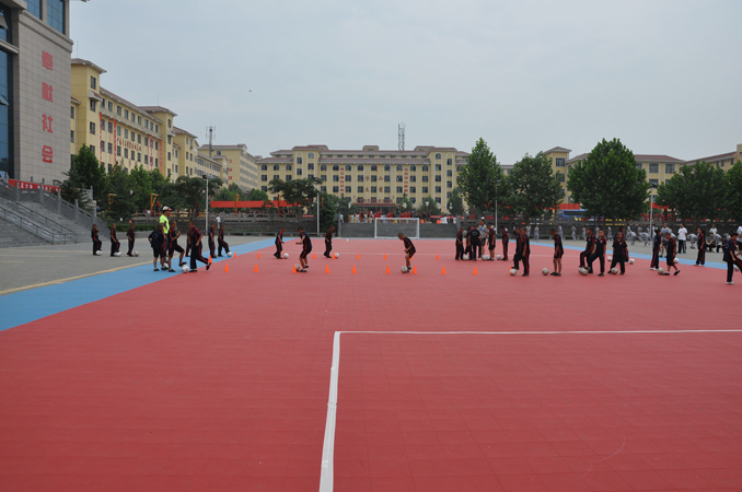 少林延鲁武术学校的学员们在教练的指导下踢足球