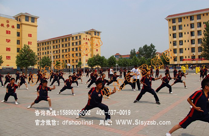 少林延鲁武术学校学员在校园练习少林功夫