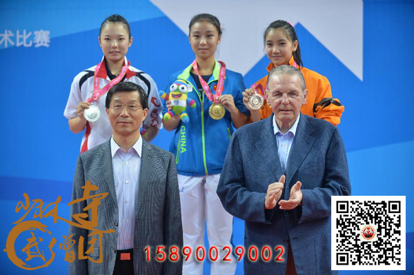 国际奥委会名誉主席罗格向南京青奥会武术比赛获奖选手颁奖