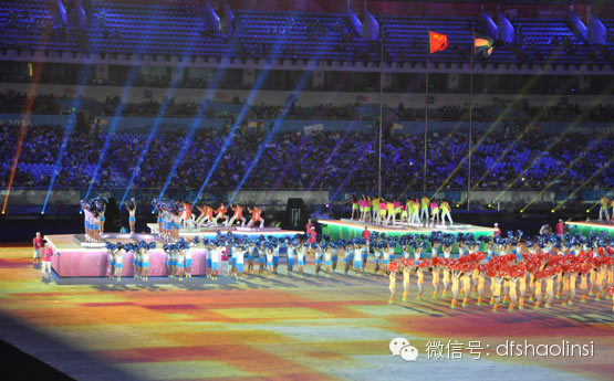 少林延鲁武术学校优秀师生在南京青奥会闭幕式上表演少林功夫
