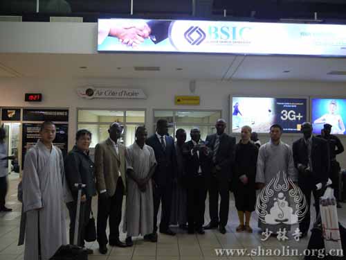少林文化代表团一行与迎接官员在科特迪瓦机场合影