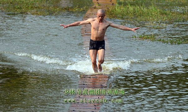 少林武僧展示功夫绝技“水上漂”118米创纪录 少林武僧释理亮在“水上漂”图