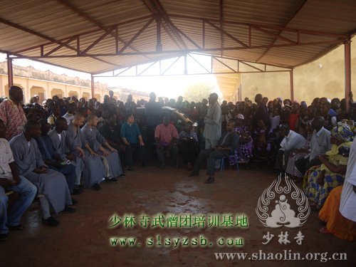 少林文化代表团与Sabalibougou学校校长、教育厅长交流和平思想