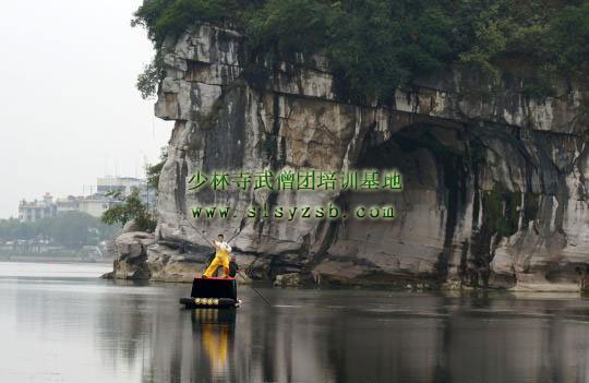 第三届中国-东盟"太极一家亲"活动10月31号在桂林举办图为广西武术队代表搭乘竹排在漓江上进行水上太极表演。