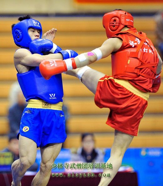 2014中国武术散打冠军赛12号迎来全国总决赛图为精彩的比赛瞬间