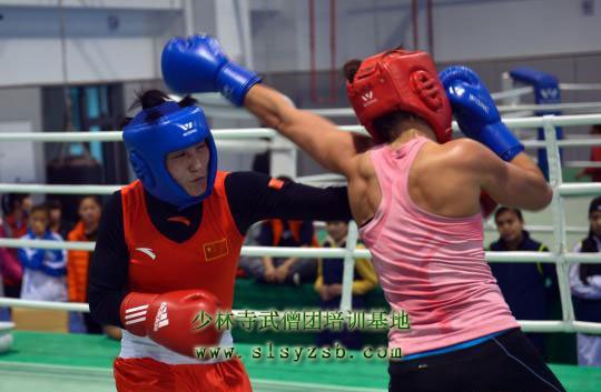 中国选手尹军花与荷兰选手MariskaSanssen进行拳击交流