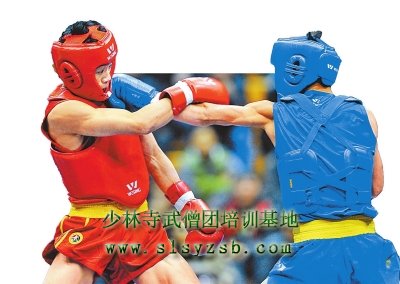 男子五十二公斤级的郑世宇(左)在2014年全国武术散打冠军赛比赛中