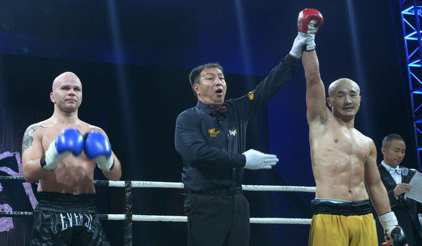 少林武僧一龙5次击倒对手匈牙利MMA与站立自由搏击双料冠军加博尔赢得胜利