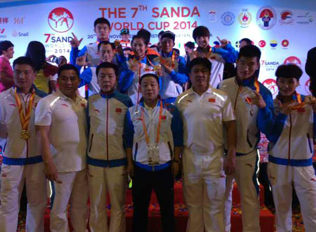 第七届世界杯武术散打赛中国国家武术散打队获七枚金牌一枚铜牌图为获奖合影