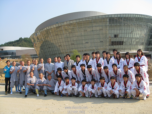 2013年6月1号少林武校的弟子们在萤火虫节演出外场与韩国跆拳道学生留影