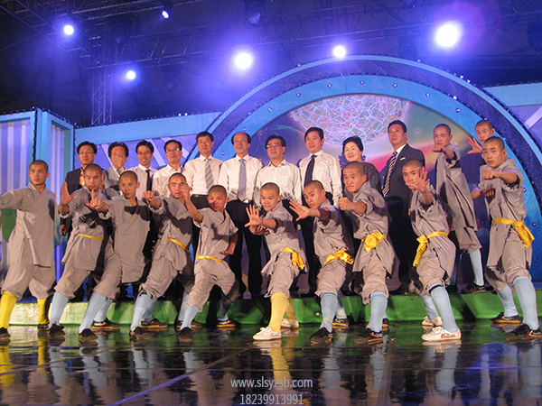2013年6月1号少林武校的弟子们在萤火虫节演出会场的飒爽英姿