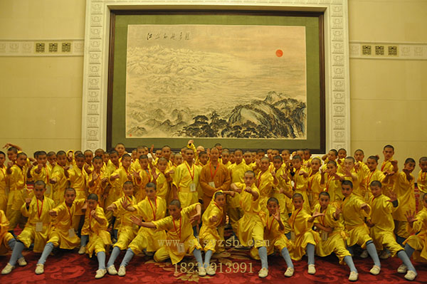 少林武校的弟子们在南校区校长高慧峰带领下参加2013北京文学艺术界大联欢并合影留念