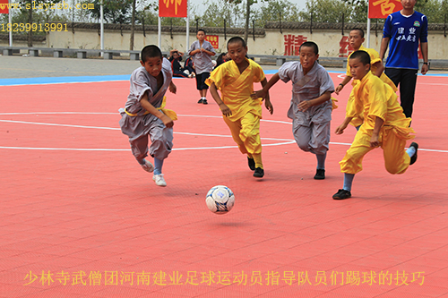 河南建业专业足球运动员亲自指导学员们踢球的技巧
