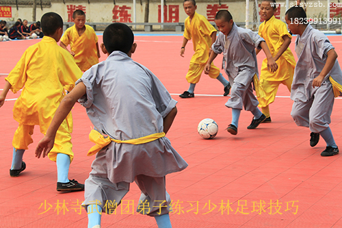 少林武术学校弟子勤奋的练习少林足球的方法和技巧