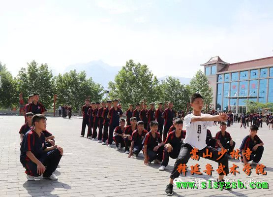 嵩山少林释延鲁武术学院教练正在给学员演示标准的武术动作