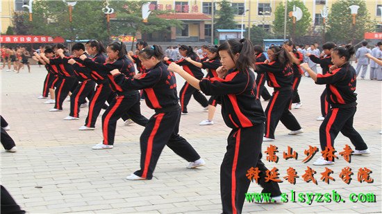  嵩山少林释延鲁武术学校女子学员在训练场上学习少林功夫