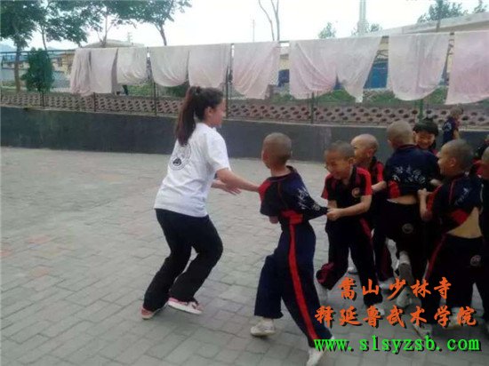 嵩山少林释延鲁武术学院幼儿班学员正在和老师做游戏