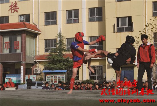 图：少林武校（少林延鲁武术学校）学员正在散打课上进行对抗练习