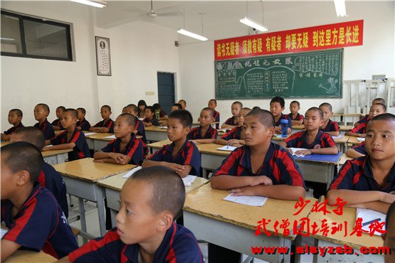 少林武校（少林延鲁武术学校）学员正在教室里认真练习文化课