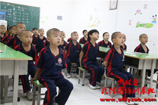 少林武校（少林延鲁武术学校）的小学员正在教室学习文化课