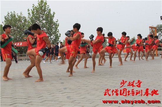 少林武校（少林延鲁武术学校）学员正在室外训练场认真练习散打课程