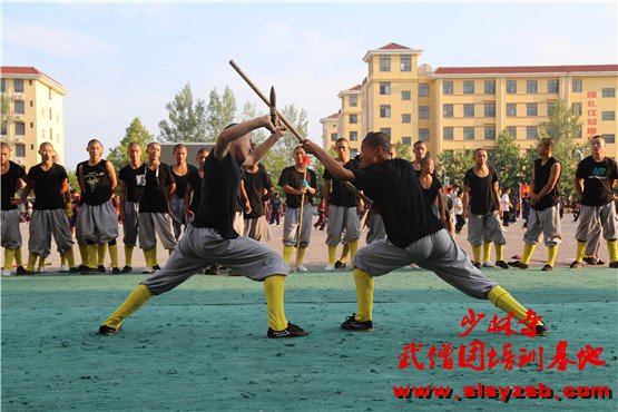 少林武校（少林延鲁武术学校）表演队学员正在室外训练场进行对战练习