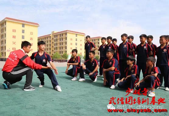 少林武校（少林延鲁武术学校）教练员正在给学员示范标准的武术动作