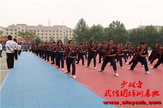   少林武校（少林延鲁武术学校）女子学员正在训练场上学习武术