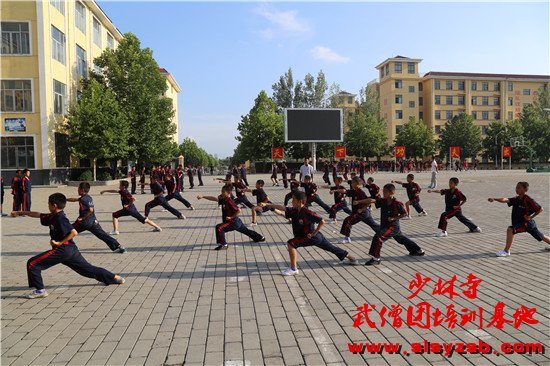 少林武校学员正在一号训练场上认真学习少林功夫