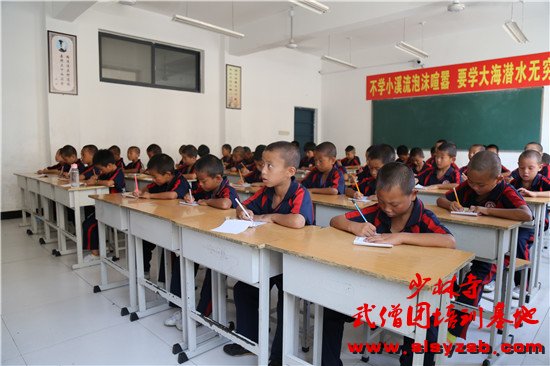 少林武校对学员的文化课教育管理同样严格,致力于培养文武双全的优秀人才