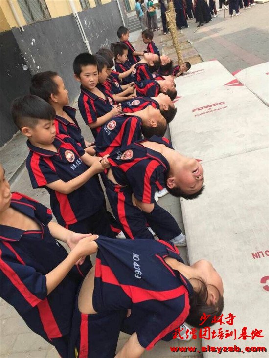 少林武校幼儿学员正在学习基本功,幼儿学员骨骼柔软,打起基础来又快又牢