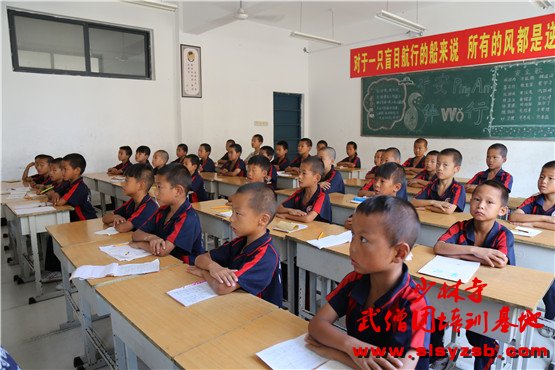 少林武校为了让学生有更全面的发展,还开设有从幼儿园到高中的所有文化课程,满足各个年龄段学生的学习需求