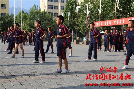 少林武校学员正在训练场上认真学习少林功夫