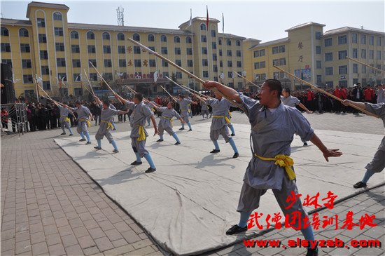 中华武术是极其强悍的,弯弓射箭、枪刺刀砍、徒手肉搏,样样都拿得起、放得下。
