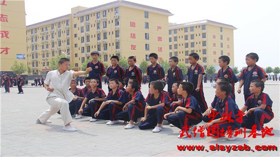 少林武校是一所文武兼修的现代化学校，学校的课程是由文化课和武术课组成，分开教学，学校按年龄分班级。