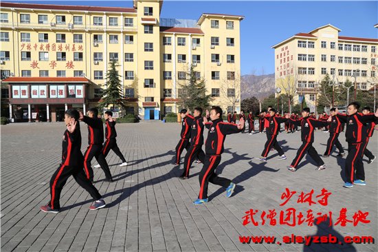 图：少林武校的学员在学校的练功场上努力学习着少林武术