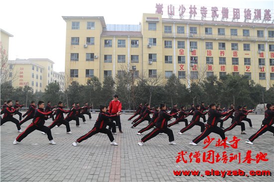 图：少林武校的学员在学校的练功场上努力学习着少林武术。