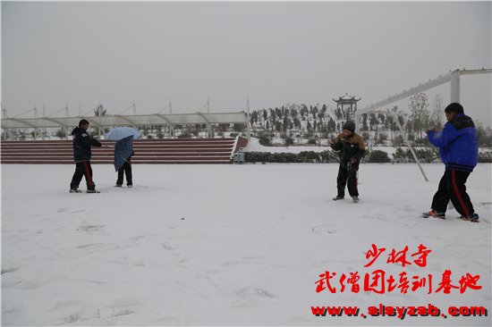 2015年的第一场雪，少林武校学员正在操场上玩耍