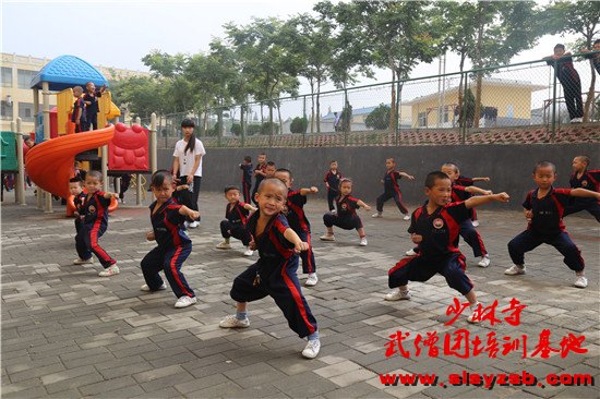 少林武校学员认真学习少林功夫