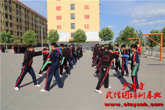 少林武校学员正在学习散打