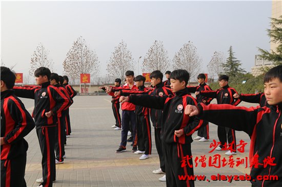 少林武校学员正在认真学习武术课