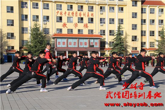  少林武校学员正在认真学习少林功夫