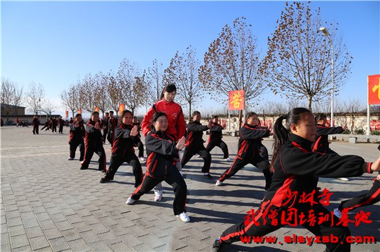 少林武校学员正在学习少林功夫