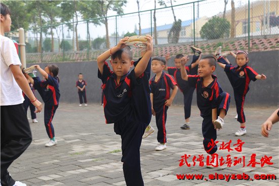 少林武校学员正在学习基本功