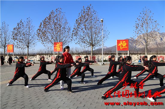 少林武校学员正在学习少林功夫