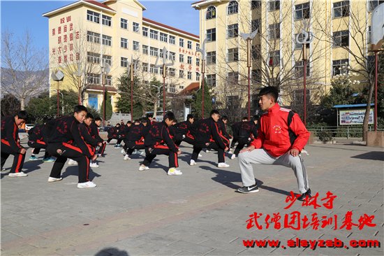 少林武校学员跟随教练认真学习少林功夫