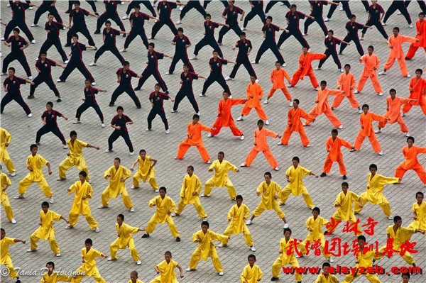 少林延鲁武术学校学生集体练习少林传统拳法！