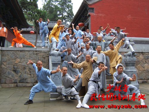 嵩山少林武术学校学生在少林院内部合影留念!