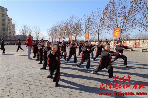 嵩山少林武术学校女子系学生练习正宗少林功夫！