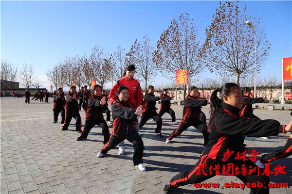 嵩山少林武术学校女子系学生练习正宗少林功夫！